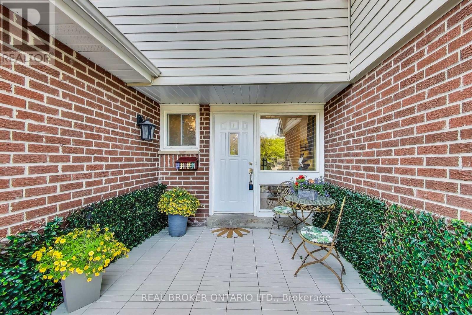2909 Bramshaw Gardens, Mississauga, Ontario  L5N 1S2 - Photo 2 - W12194404