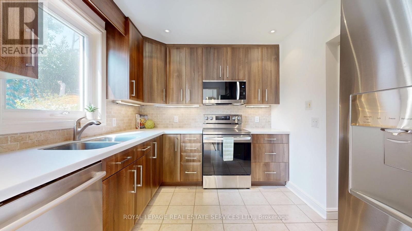 15 Oak Hampton Boulevard, Toronto, Ontario  M9A 2T9 - Photo 16 - W12194423