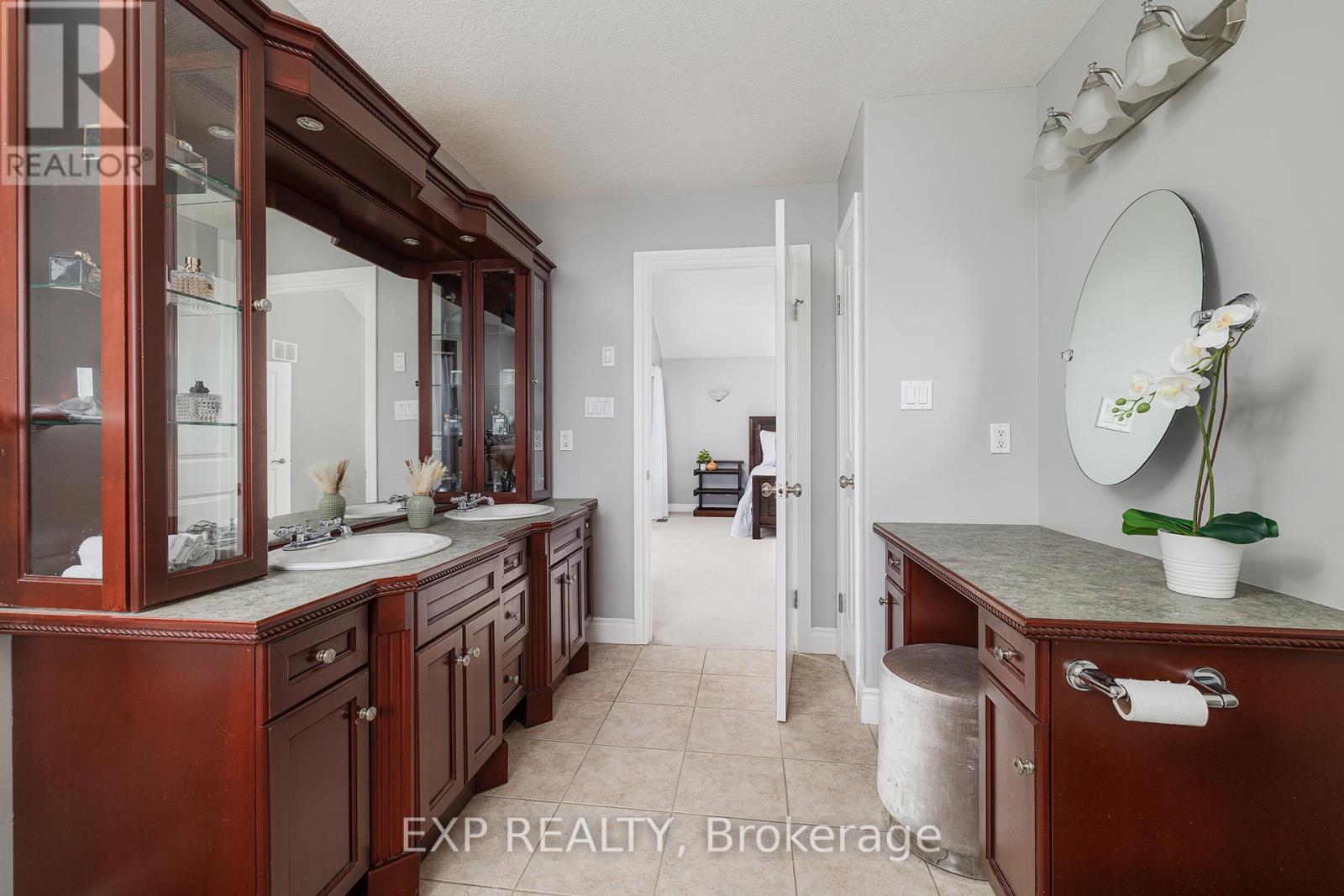 679 Salzburg Drive, Waterloo, Ontario  N2V 2N8 - Photo 20 - X12194403