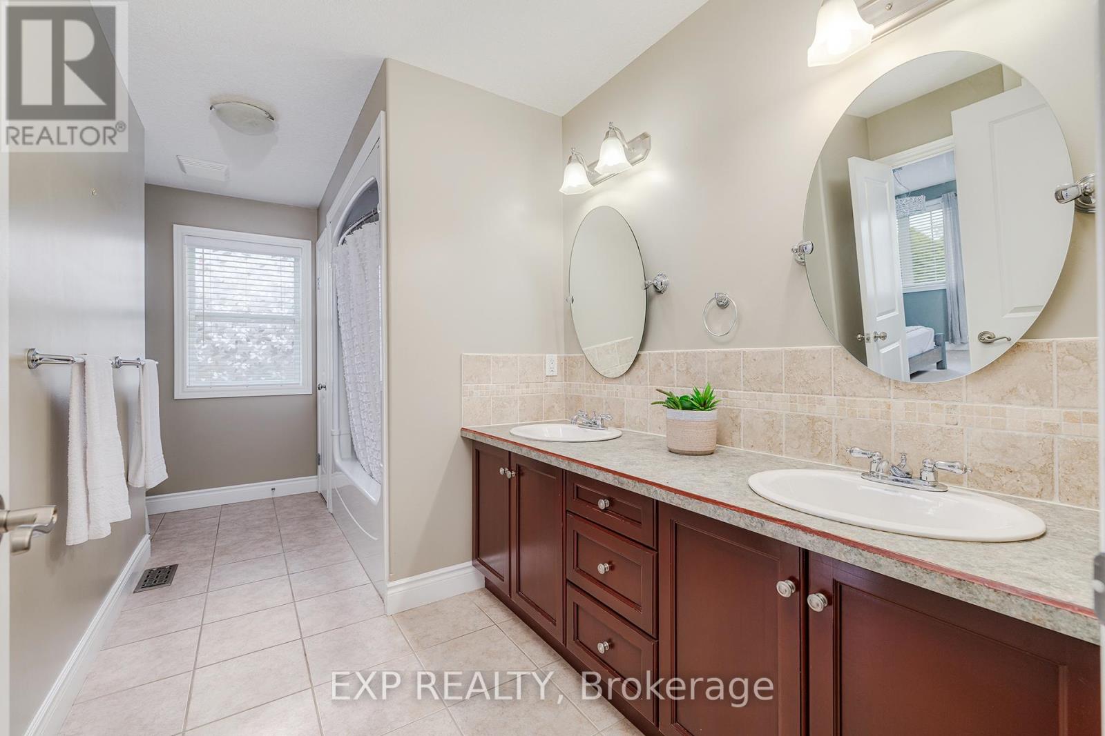 679 Salzburg Drive, Waterloo, Ontario  N2V 2N8 - Photo 24 - X12194403