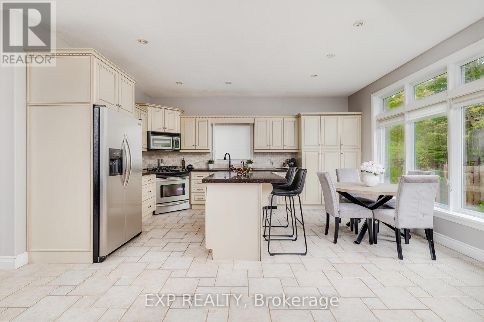 679 Salzburg Drive, Waterloo, Ontario  N2V 2N8 - Photo 8 - X12194403