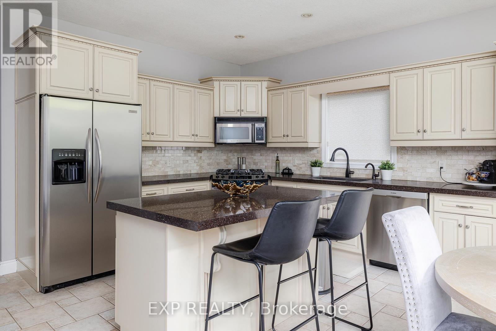 679 Salzburg Drive, Waterloo, Ontario  N2V 2N8 - Photo 9 - X12194403