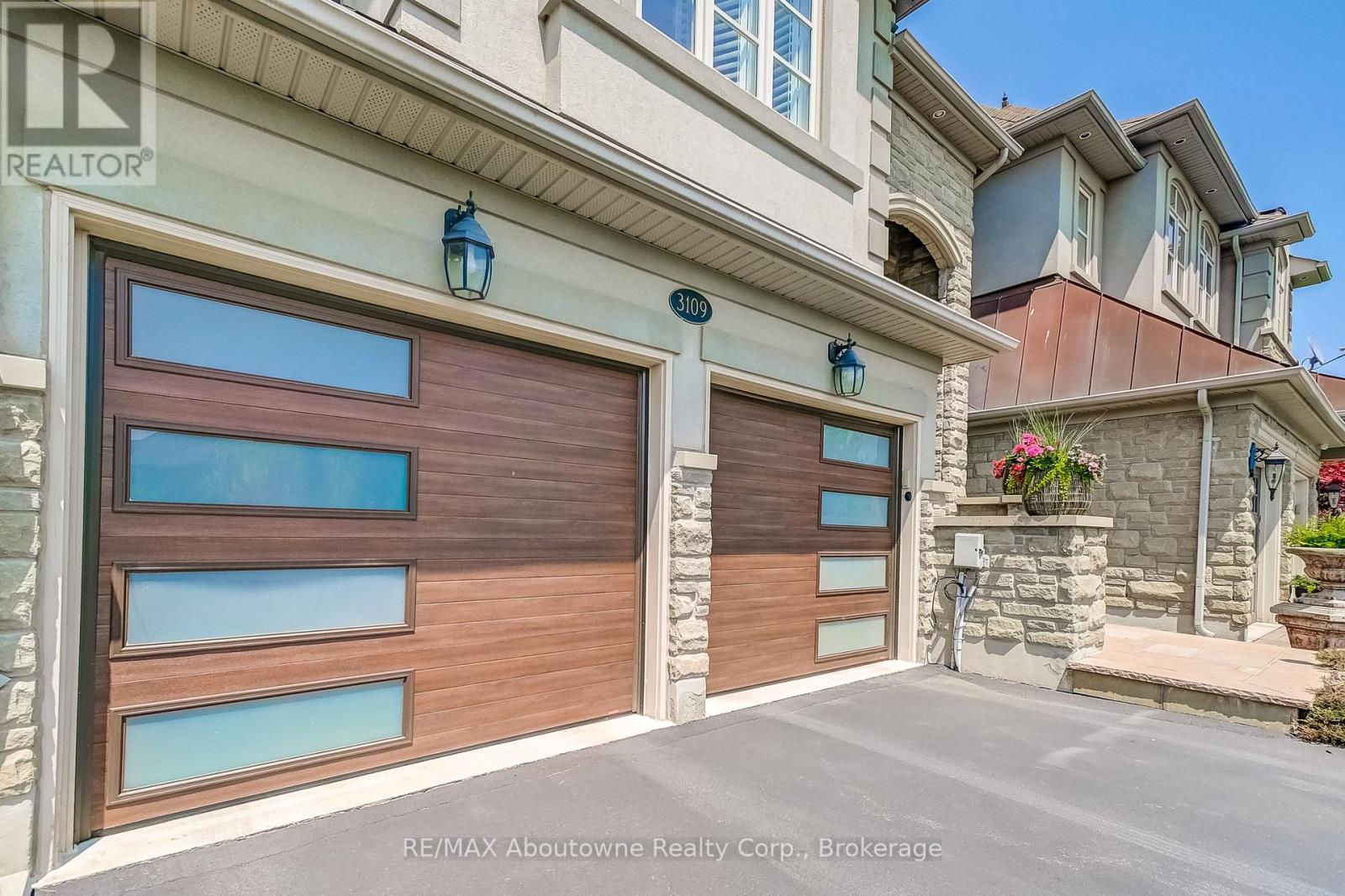 3109 Watercliffe Court, Oakville, Ontario  L6M 0K7 - Photo 2 - W12194532