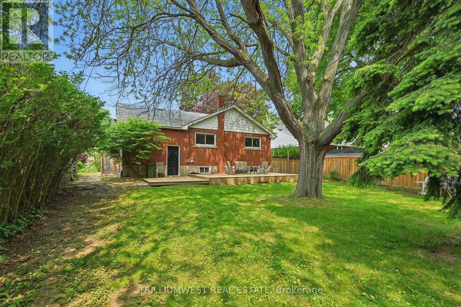 10 Glenwood Avenue, Grimsby, Ontario  L3M 3V7 - Photo 33 - X12194473