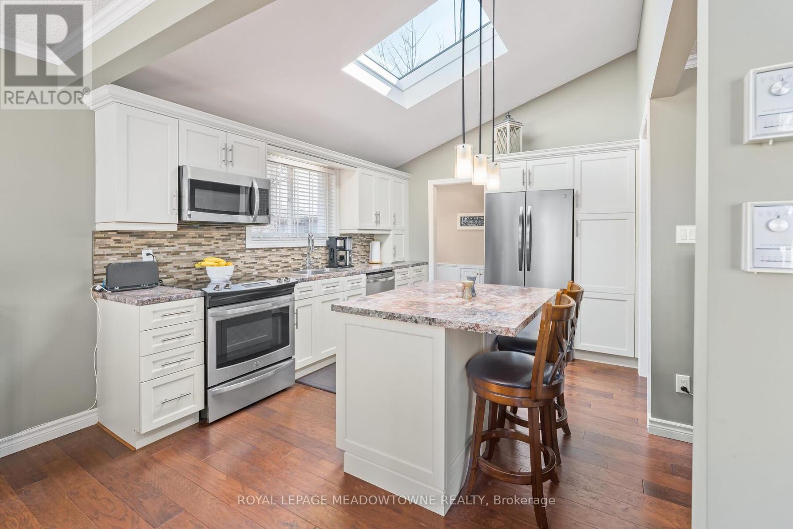 32 Joycelyn Crescent, Halton Hills, Ontario  L7G 2S4 - Photo 9 - W12085820