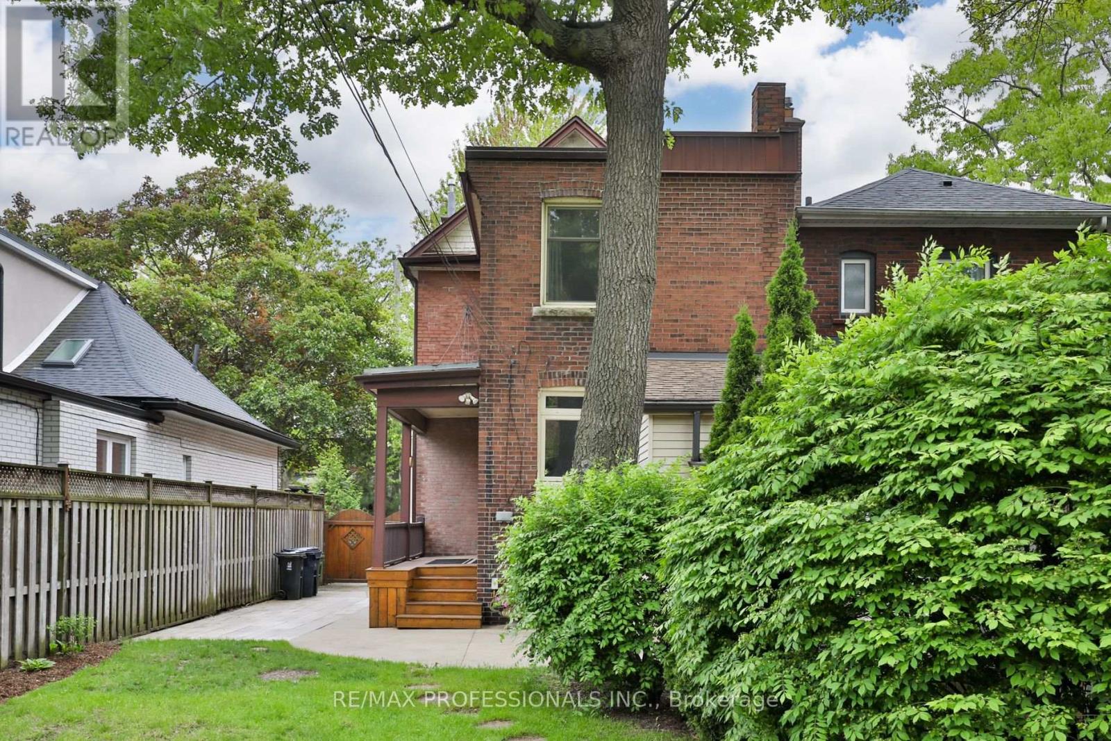 587 Beresford Avenue, Toronto, Ontario  M6S 3C2 - Photo 36 - W12193225