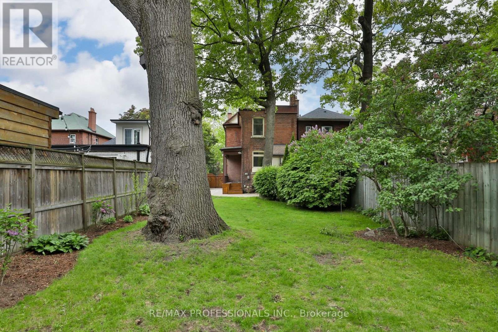 587 Beresford Avenue, Toronto, Ontario  M6S 3C2 - Photo 37 - W12193225