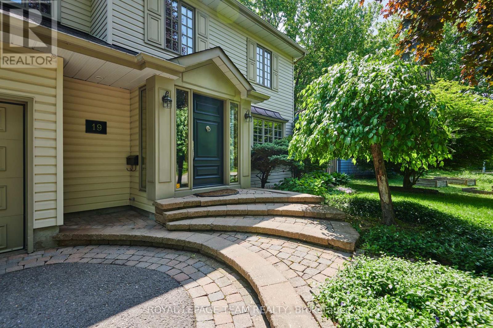 19 Farnham Crescent, Ottawa, Ontario  K1K 0E9 - Photo 2 - X12194778