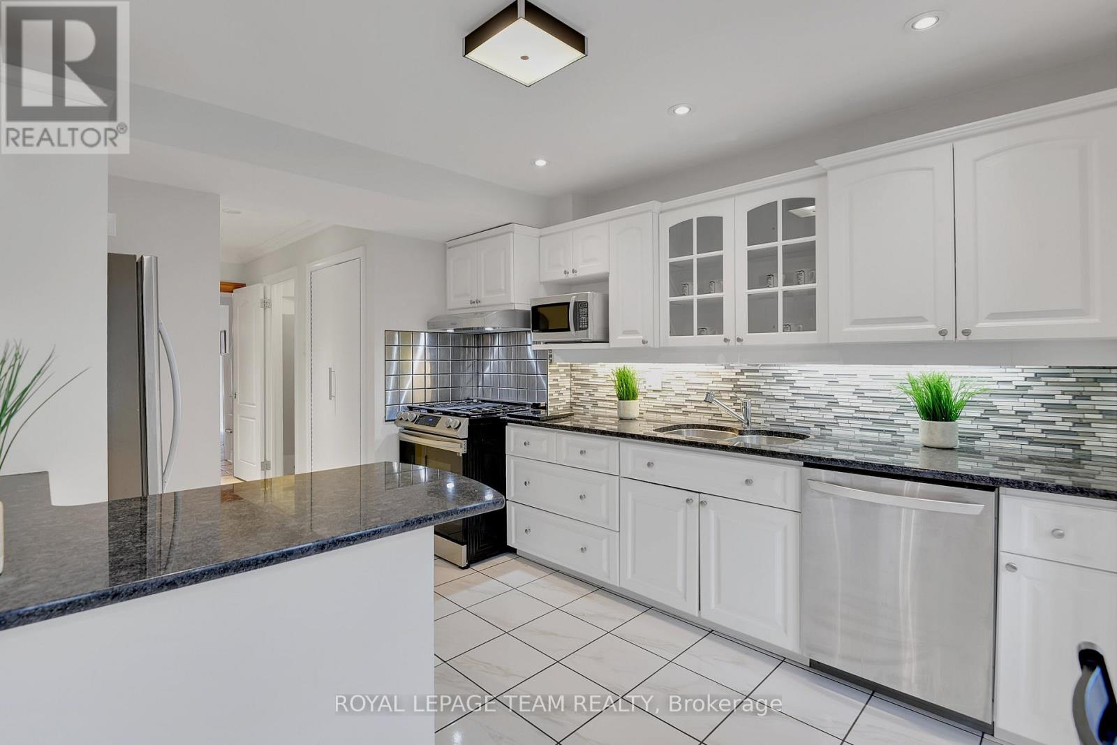 19 Farnham Crescent, Ottawa, Ontario  K1K 0E9 - Photo 8 - X12194778
