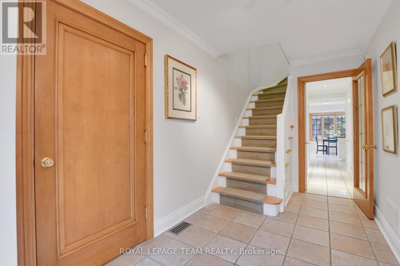 19 Farnham Crescent, Ottawa, Ontario  K1K 0E9 - Photo 4 - X12194778