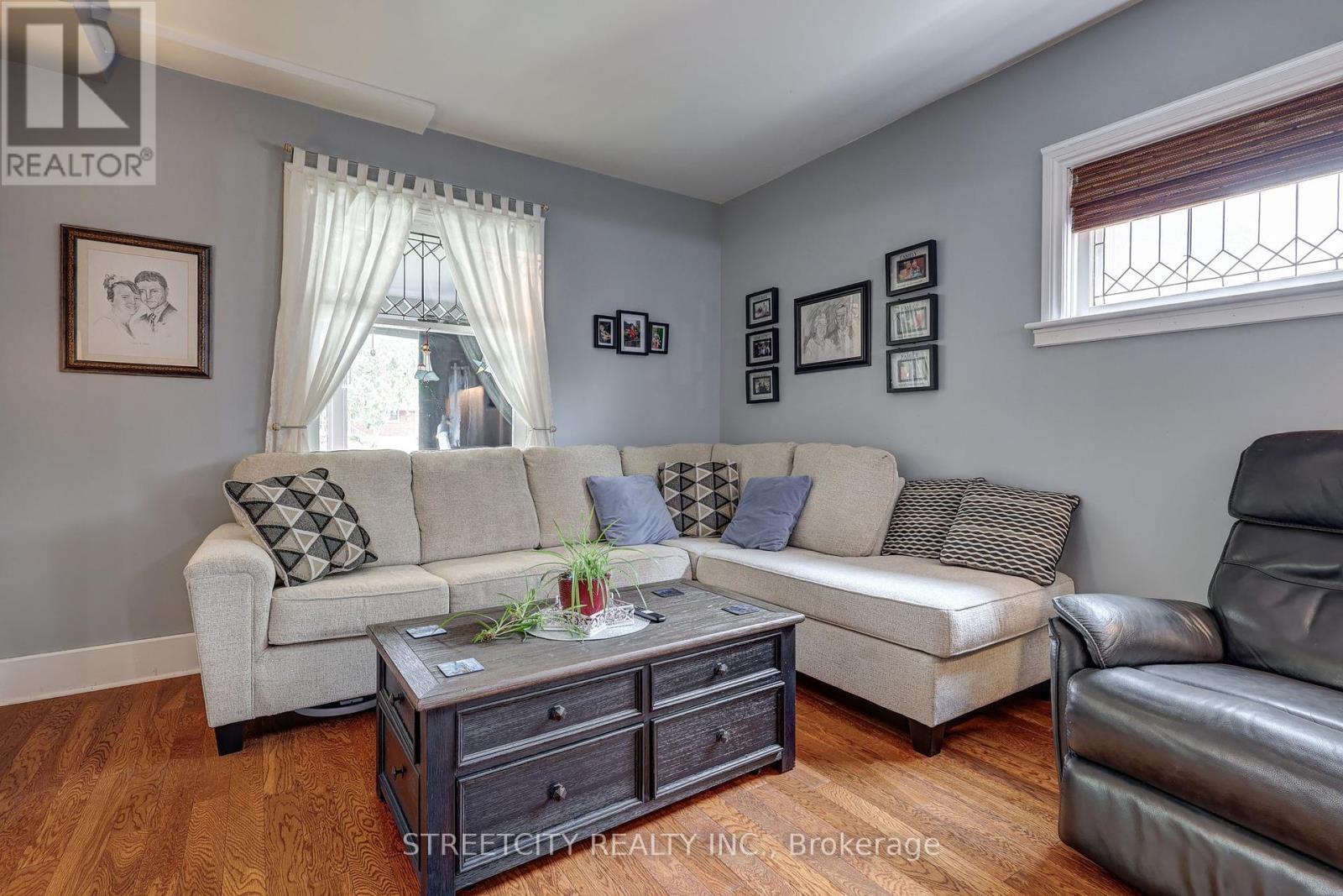 76 Fairview Avenue, St. Thomas, Ontario  N5R 4X6 - Photo 11 - X12194579