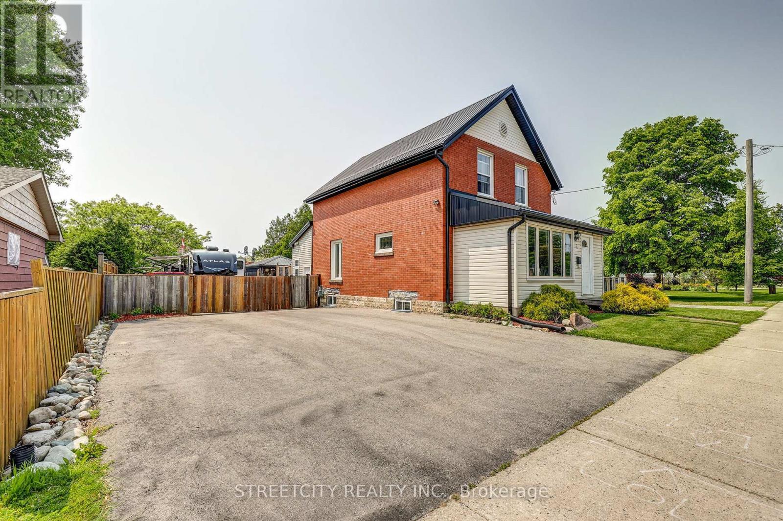 76 Fairview Avenue, St. Thomas, Ontario  N5R 4X6 - Photo 2 - X12194579