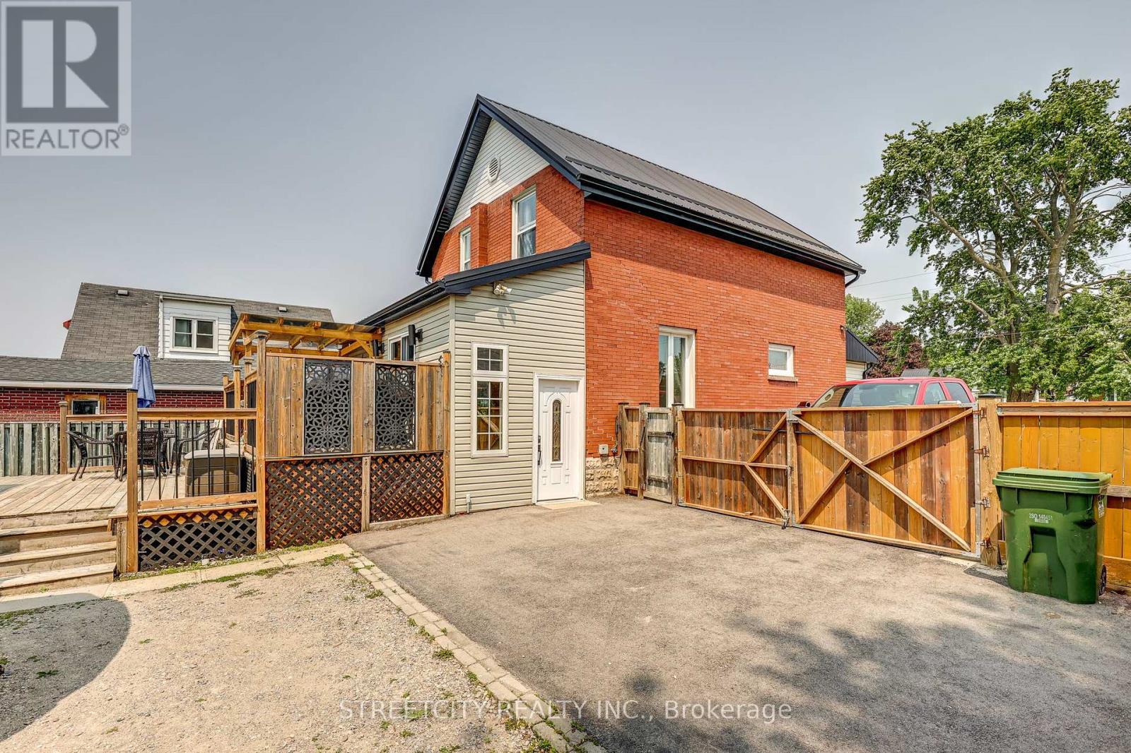 76 Fairview Avenue, St. Thomas, Ontario  N5R 4X6 - Photo 4 - X12194579
