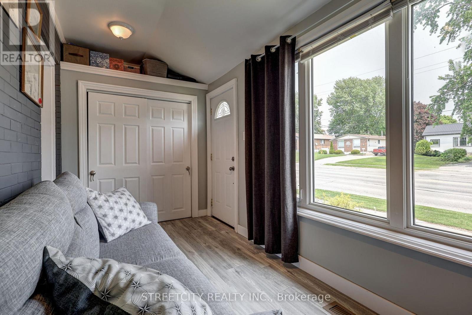 76 Fairview Avenue, St. Thomas, Ontario  N5R 4X6 - Photo 7 - X12194579
