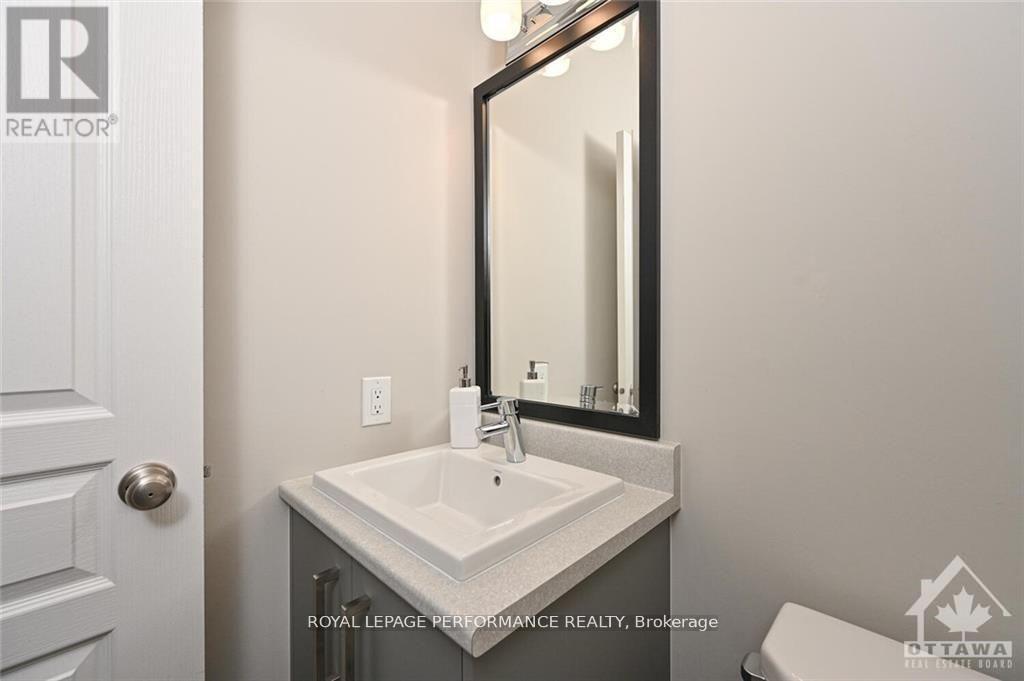 712 Guardian Grove, Ottawa, Ontario  K1X 0B2 - Photo 3 - X12194856