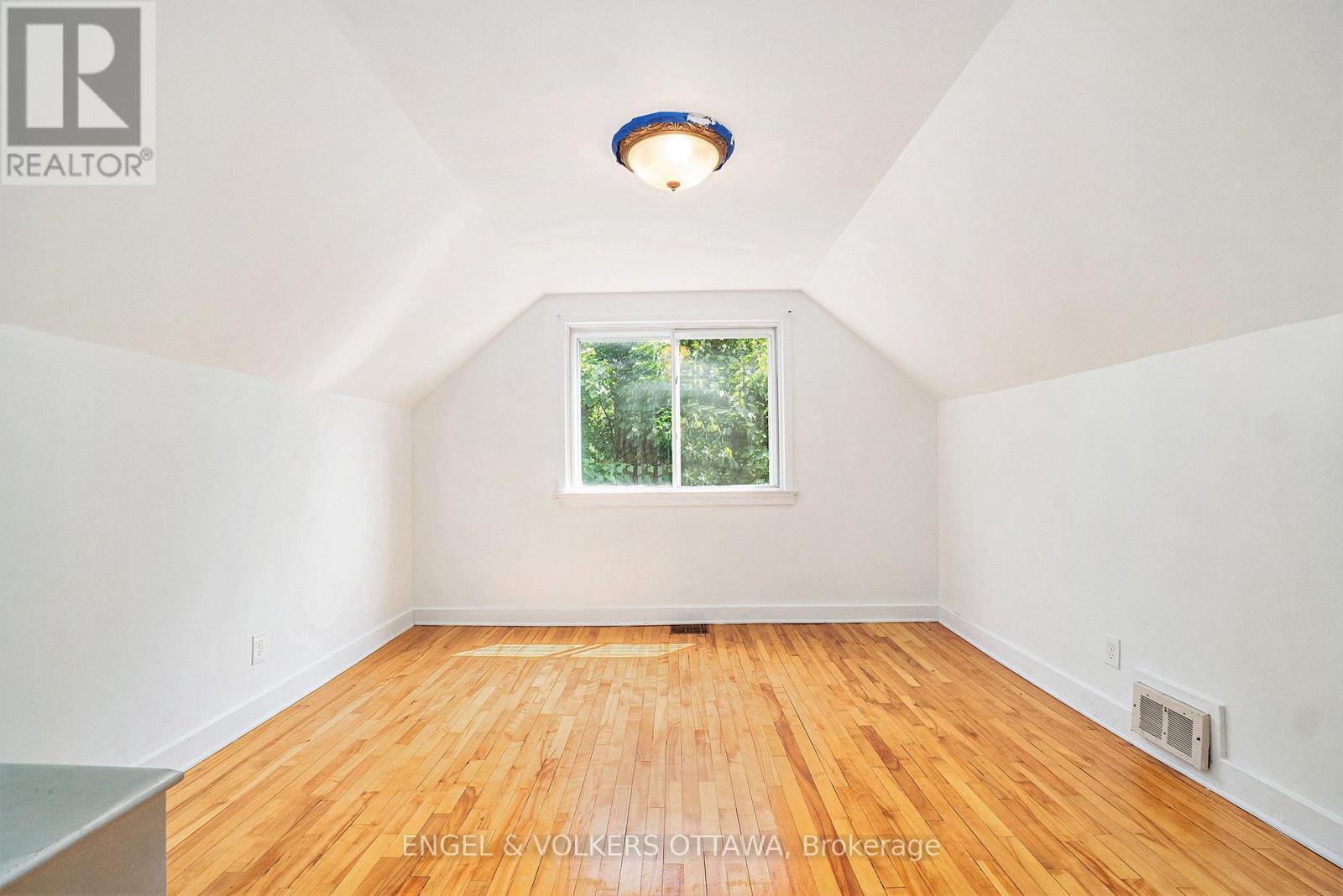 1687 Grasmere Crescent, Ottawa, Ontario  K1V 7V1 - Photo 10 - X12194879
