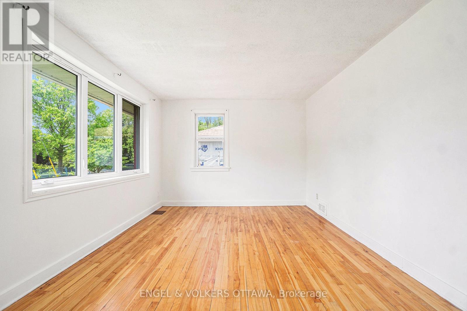 1687 Grasmere Crescent, Ottawa, Ontario  K1V 7V1 - Photo 2 - X12194879