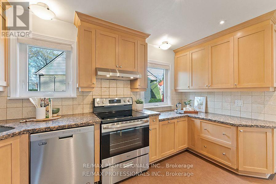 10 Woodbury Place, Toronto, Ontario  M8W 1Y1 - Photo 14 - W12194659