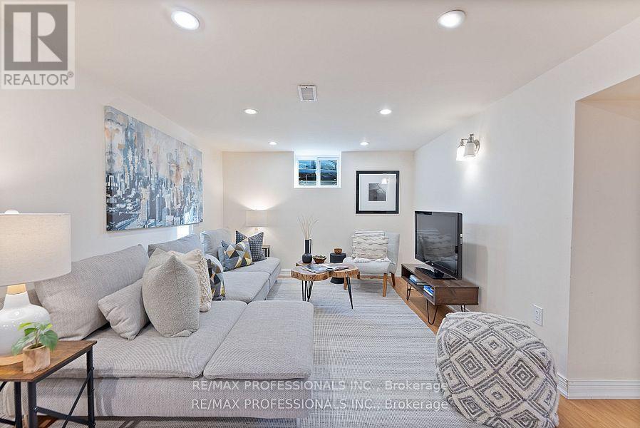 10 Woodbury Place, Toronto, Ontario  M8W 1Y1 - Photo 28 - W12194659
