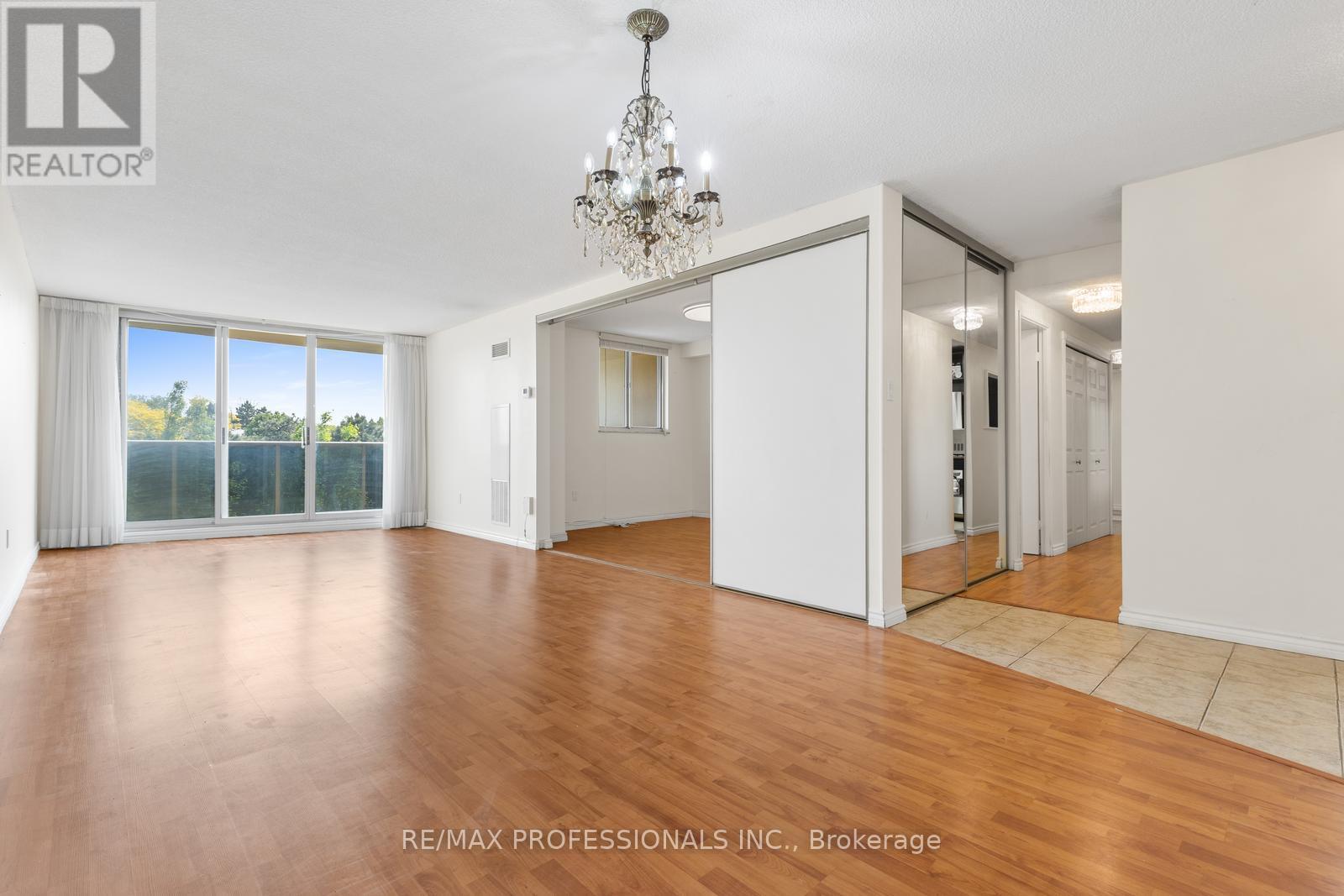 306 - 812 Burnhamthorpe Road, Toronto, Ontario  M9C 4W1 - Photo 2 - W12194670