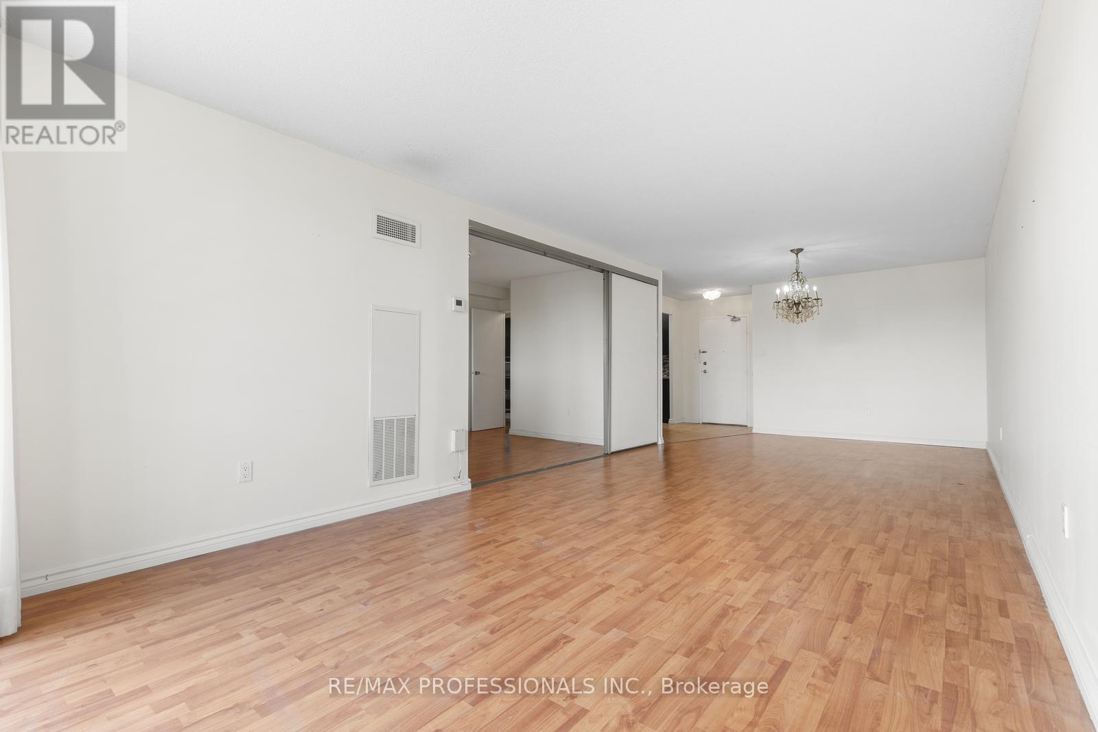 306 - 812 Burnhamthorpe Road, Toronto, Ontario  M9C 4W1 - Photo 3 - W12194670