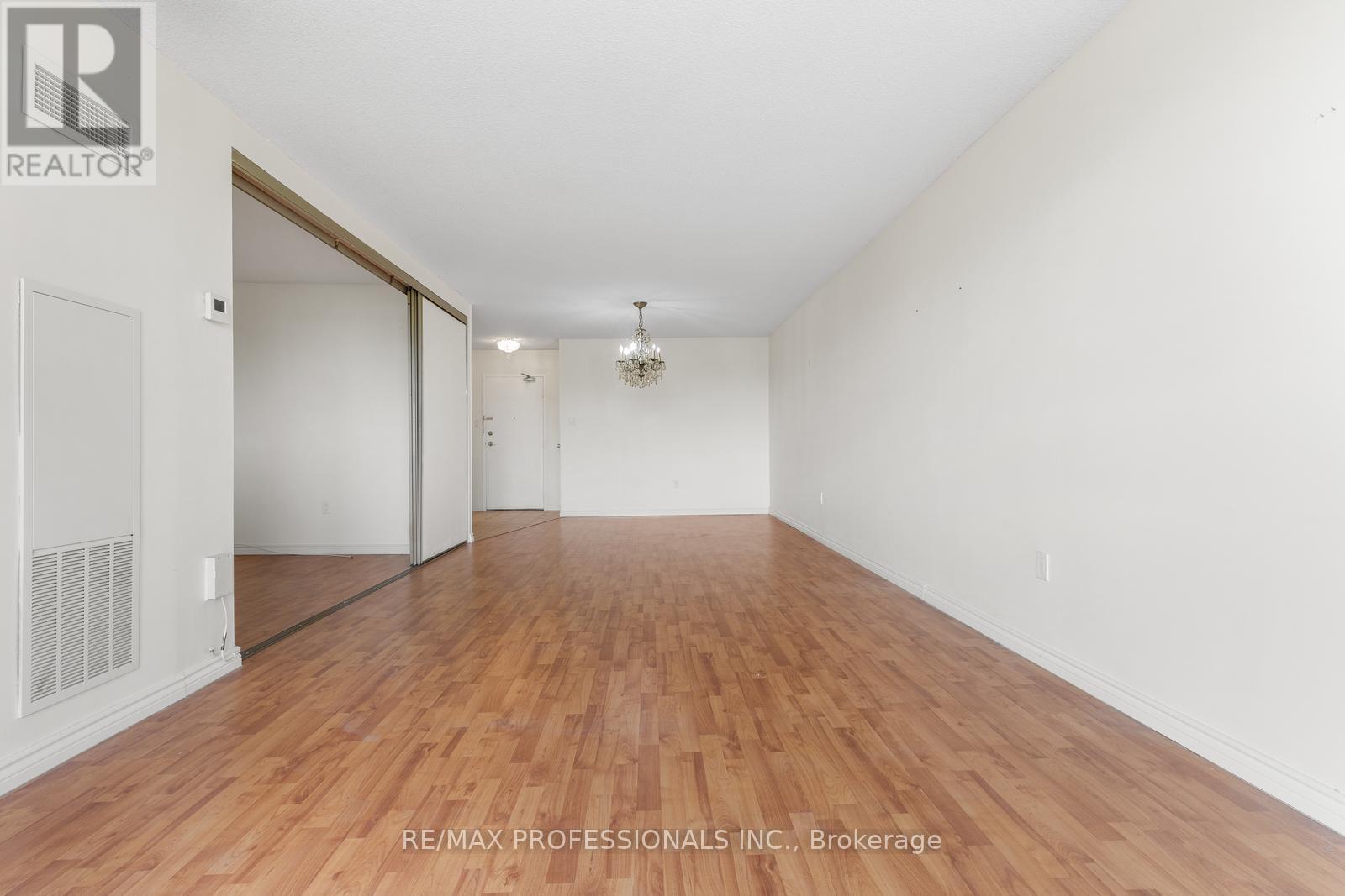 306 - 812 Burnhamthorpe Road, Toronto, Ontario  M9C 4W1 - Photo 4 - W12194670