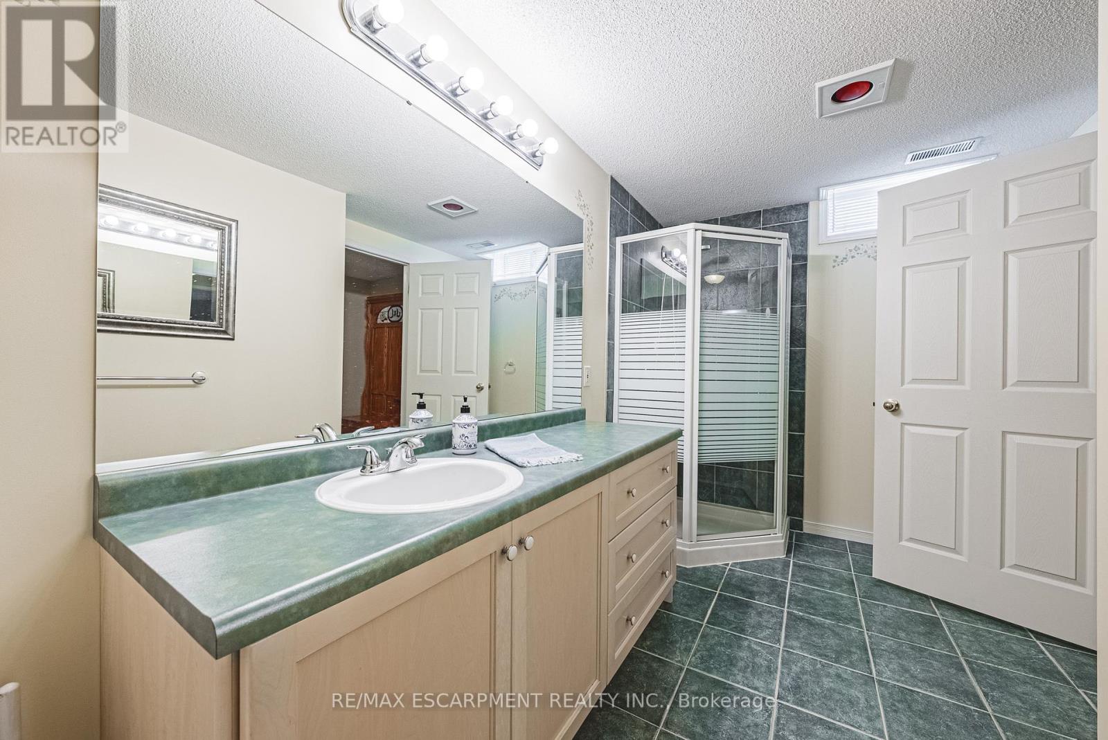 134 Fieldway Drive, Hamilton, Ontario  L9A 2L6 - Photo 15 - X12194625