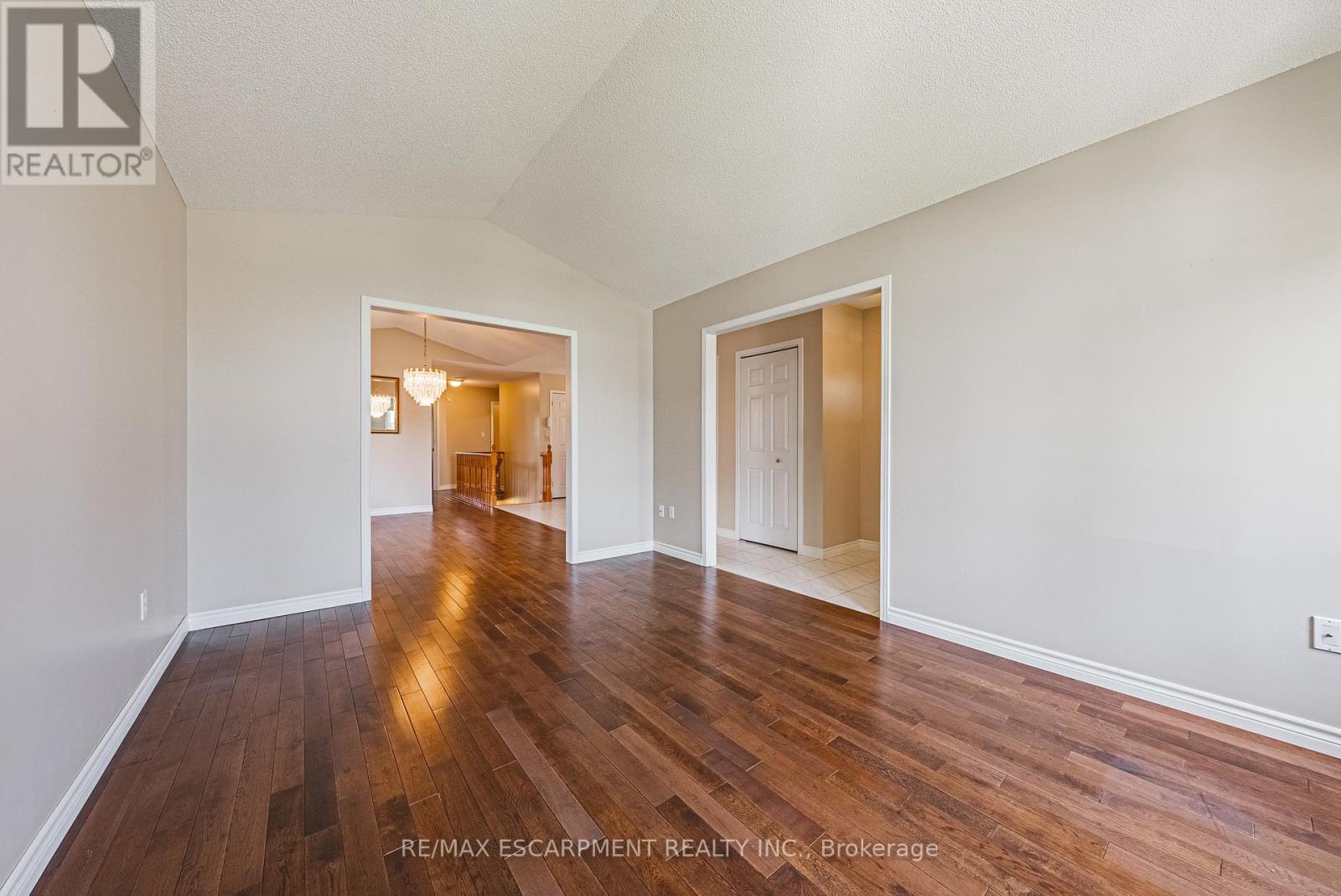 134 Fieldway Drive, Hamilton, Ontario  L9A 2L6 - Photo 4 - X12194625