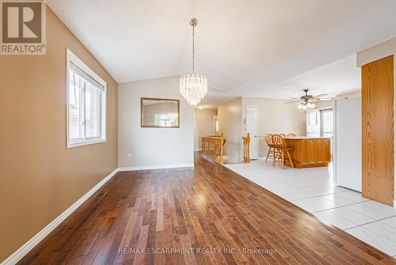 134 Fieldway Drive, Hamilton, Ontario  L9A 2L6 - Photo 5 - X12194625