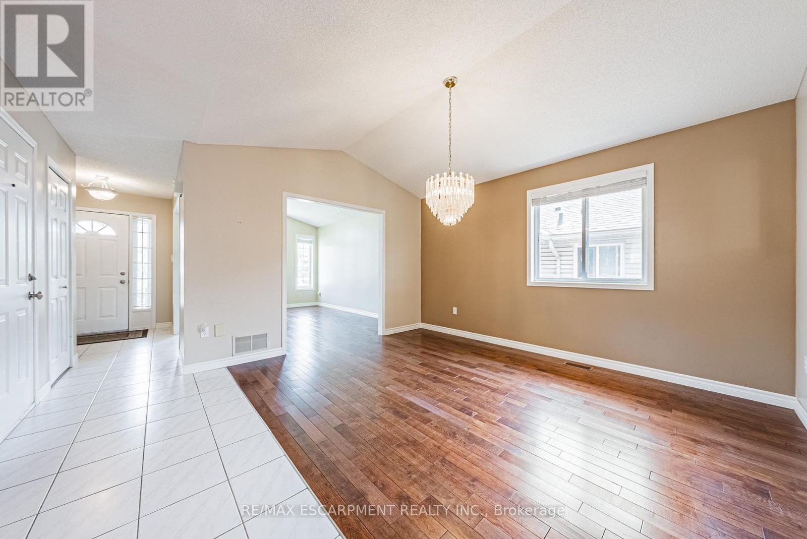 134 Fieldway Drive, Hamilton, Ontario  L9A 2L6 - Photo 6 - X12194625