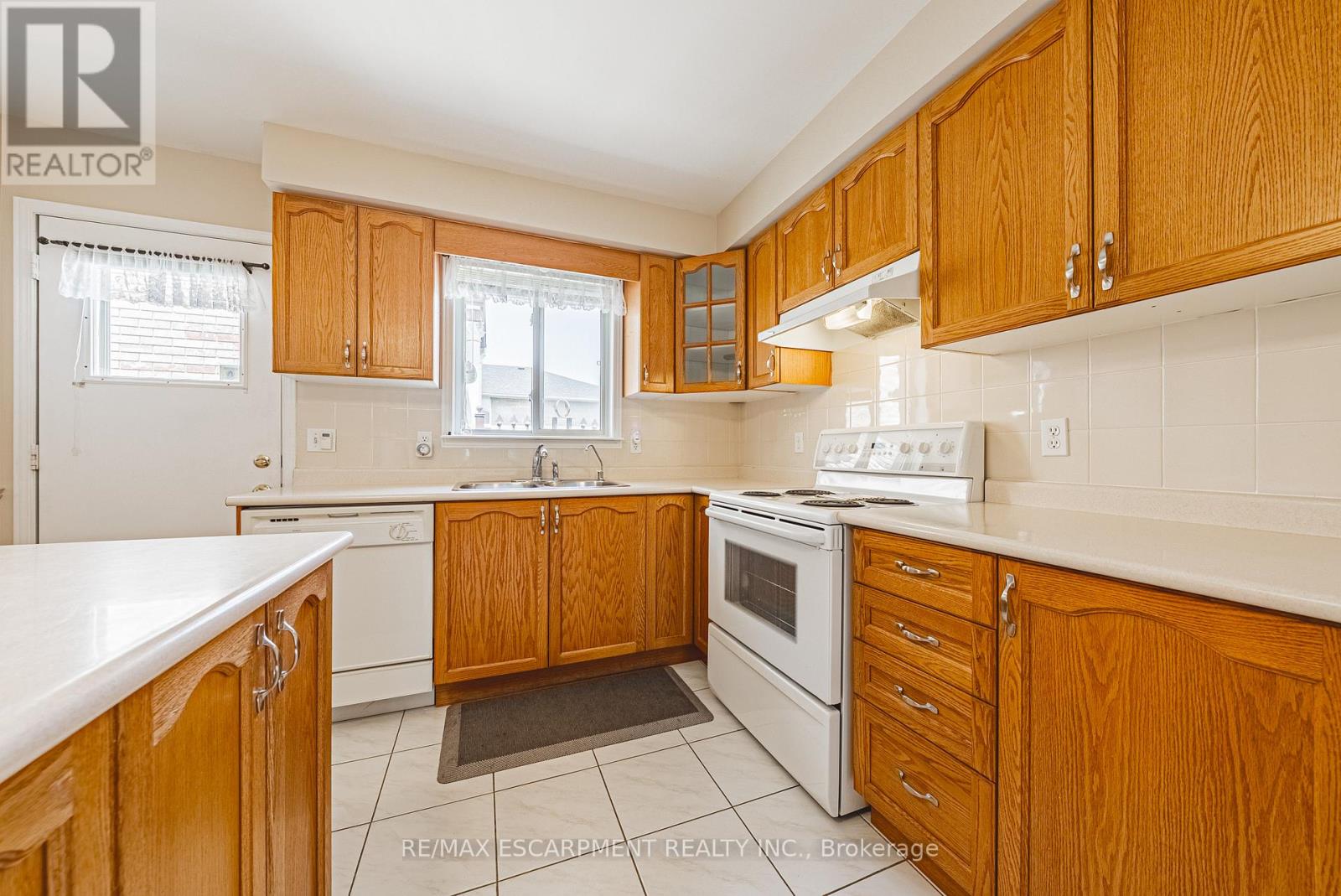 134 Fieldway Drive, Hamilton, Ontario  L9A 2L6 - Photo 8 - X12194625