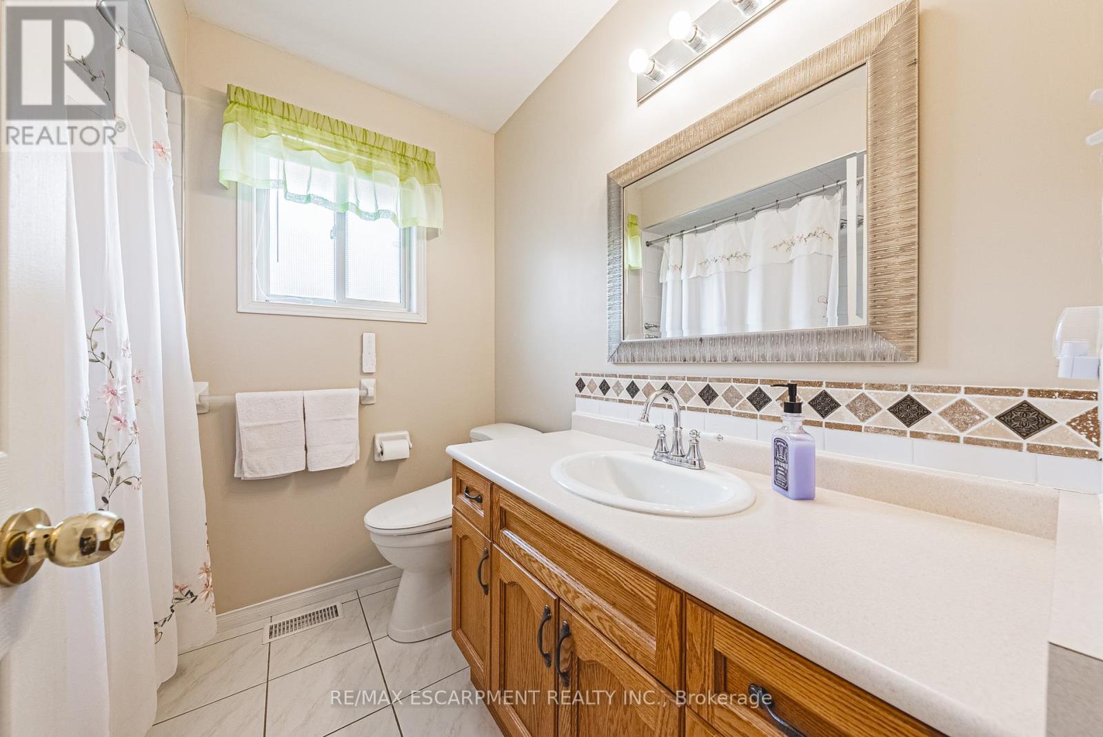 134 Fieldway Drive, Hamilton, Ontario  L9A 2L6 - Photo 9 - X12194625