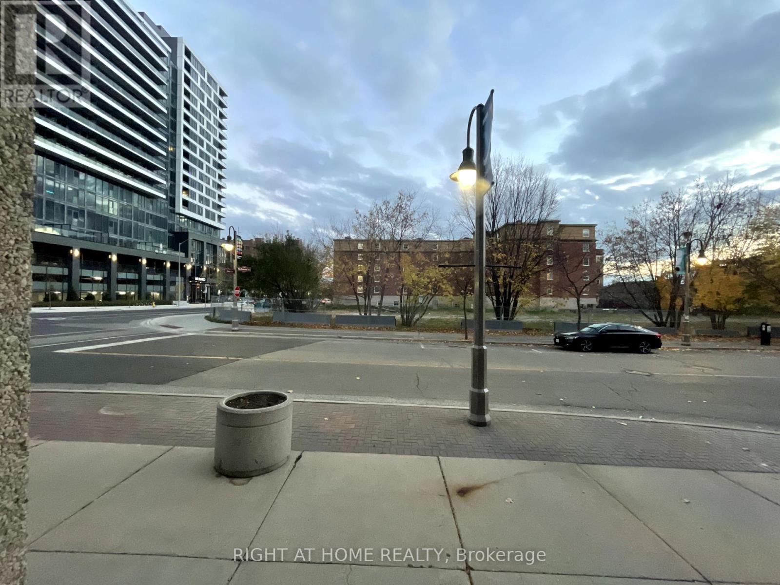 114/115 - 50 Richmond Street E, Oshawa, Ontario  L1G 7C7 - Photo 1 - E10410461