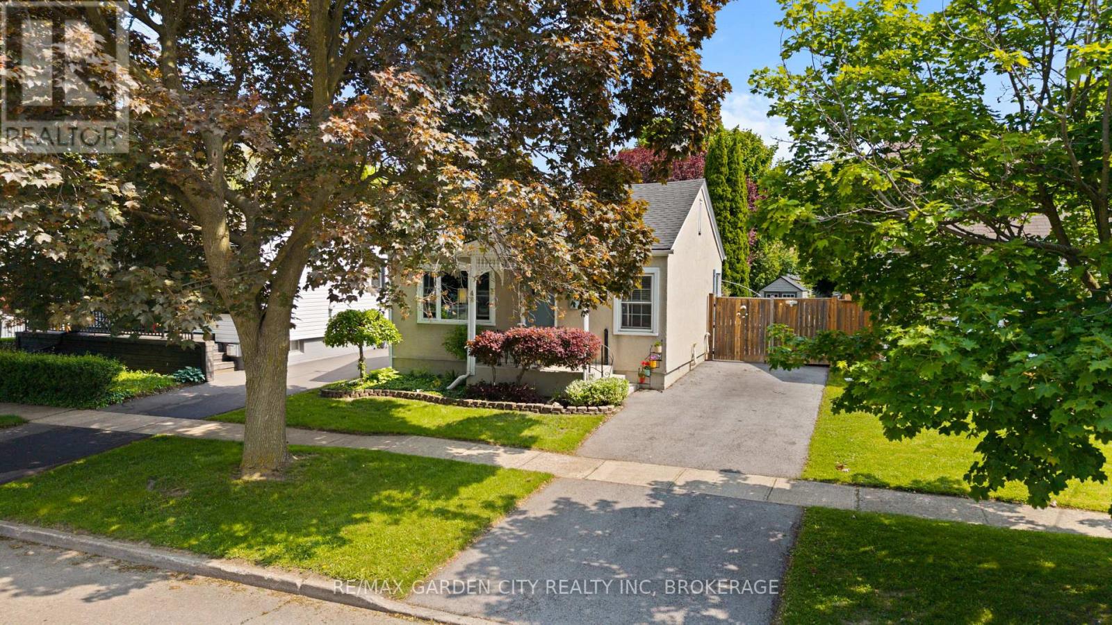 48 Doncaster Boulevard Nw, St. Catharines, Ontario  L2N 1Y5 - Photo 2 - X12195119