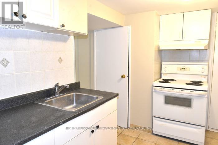 Bsmt - 19 Avondale Boulevard, Brampton, Ontario  L6T 1H1 - Photo 3 - W12194860