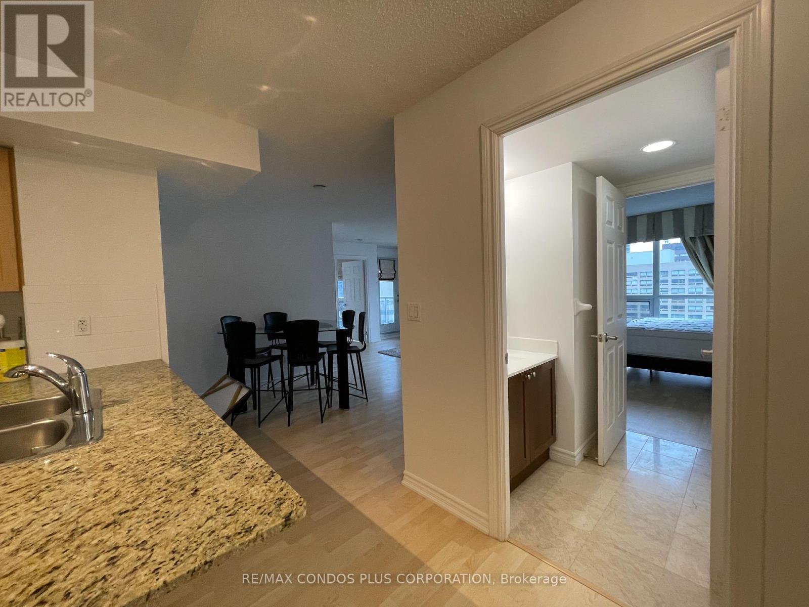 1402 - 761 Bay Street, Toronto, Ontario  M5G 2R2 - Photo 11 - C12117433