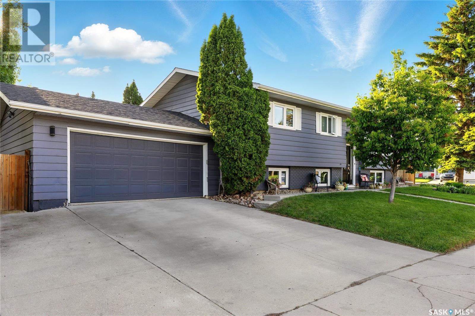 Property at 207 Dore CRESCENT image 2