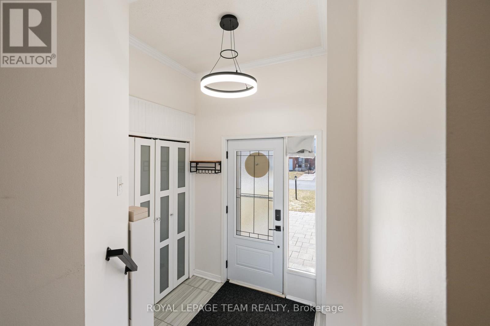 19 Armadale Crescent, Ottawa, Ontario  K2J 4A4 - Photo 2 - X12195113