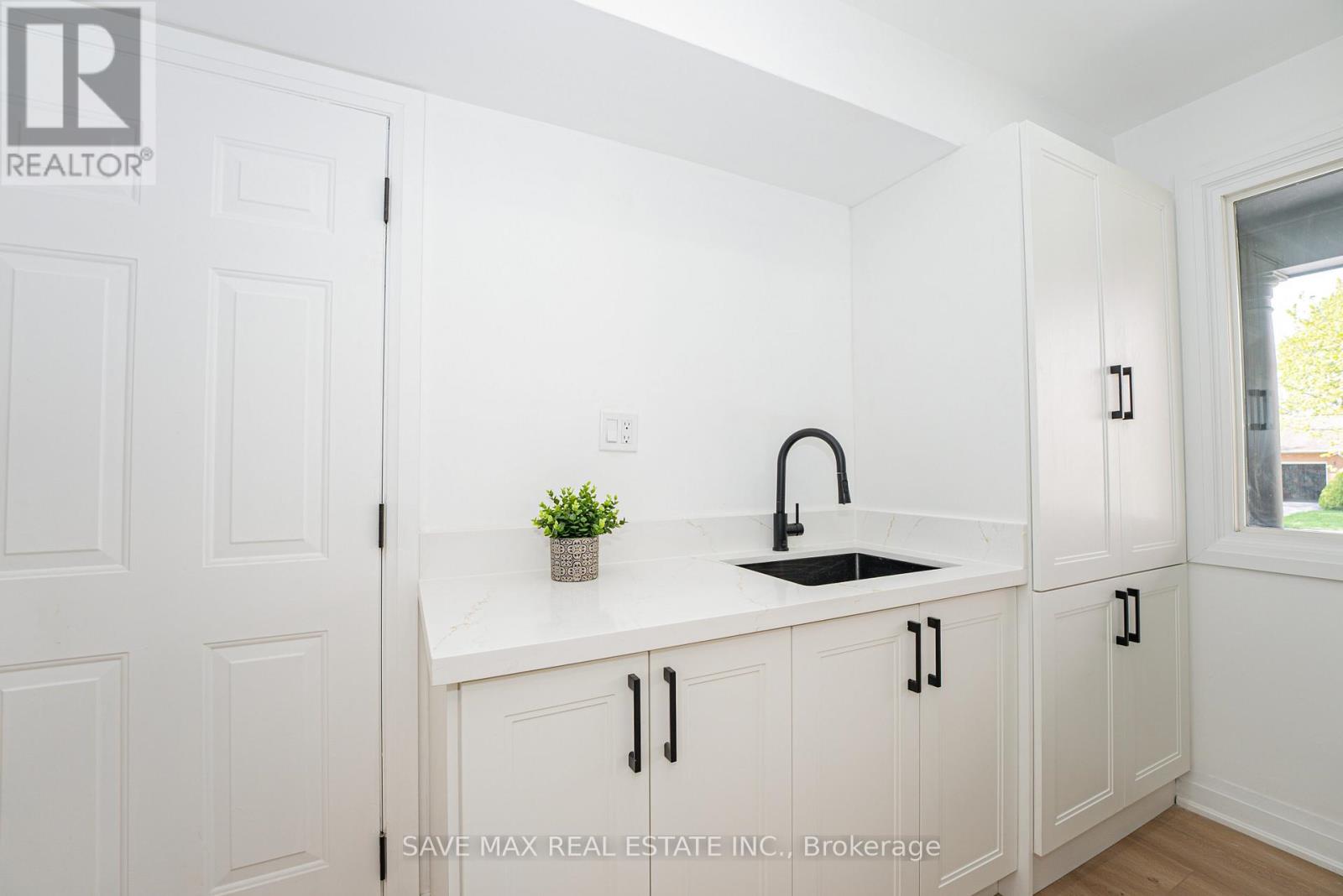 281 Parkmount Drive, Waterloo, Ontario  N2L 5R4 - Photo 15 - X12194835