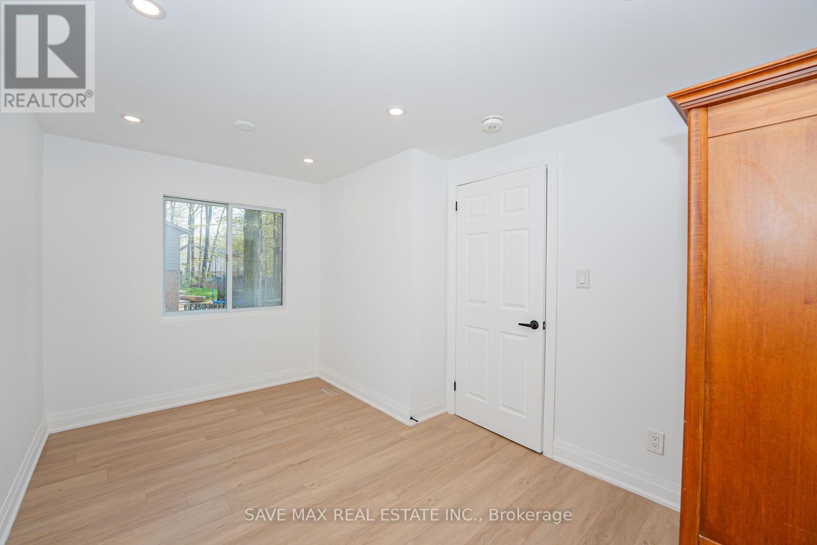 281 Parkmount Drive, Waterloo, Ontario  N2L 5R4 - Photo 29 - X12194835