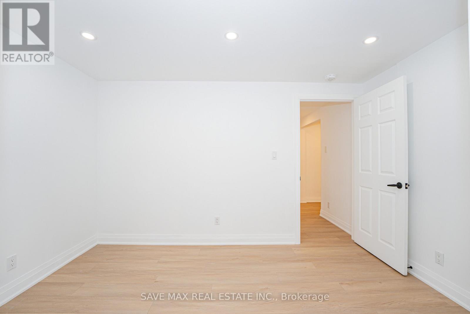 281 Parkmount Drive, Waterloo, Ontario  N2L 5R4 - Photo 31 - X12194835
