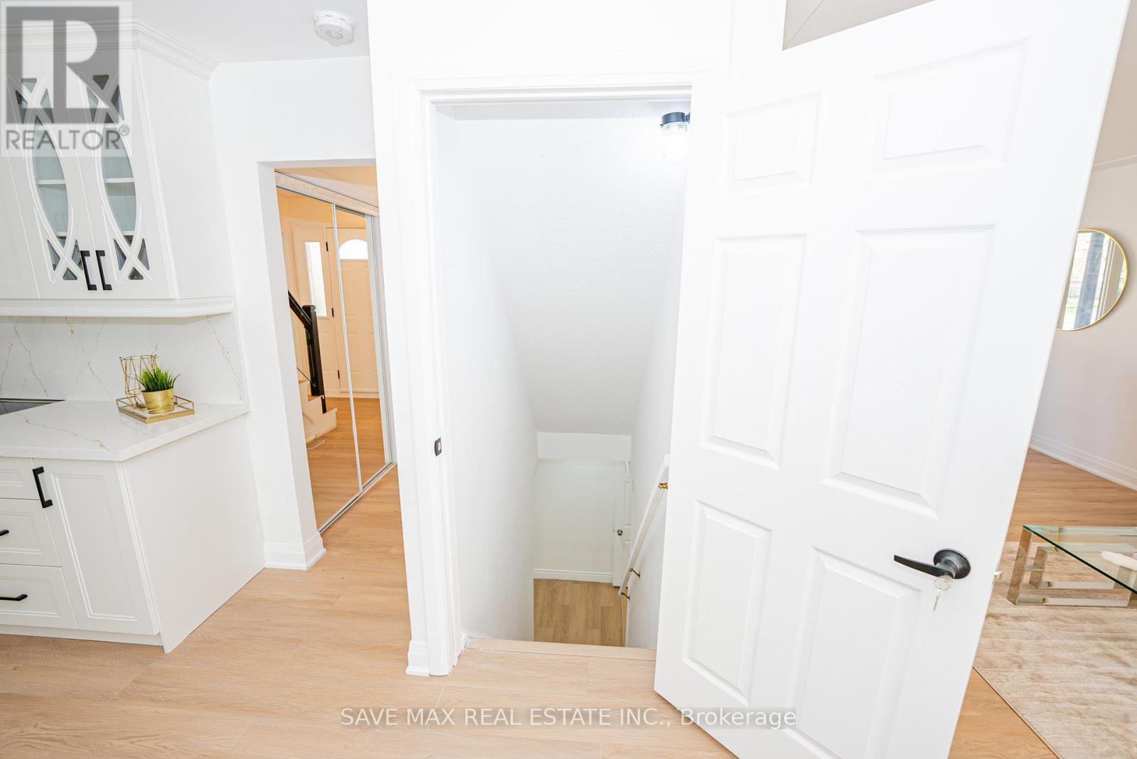281 Parkmount Drive, Waterloo, Ontario  N2L 5R4 - Photo 32 - X12194835