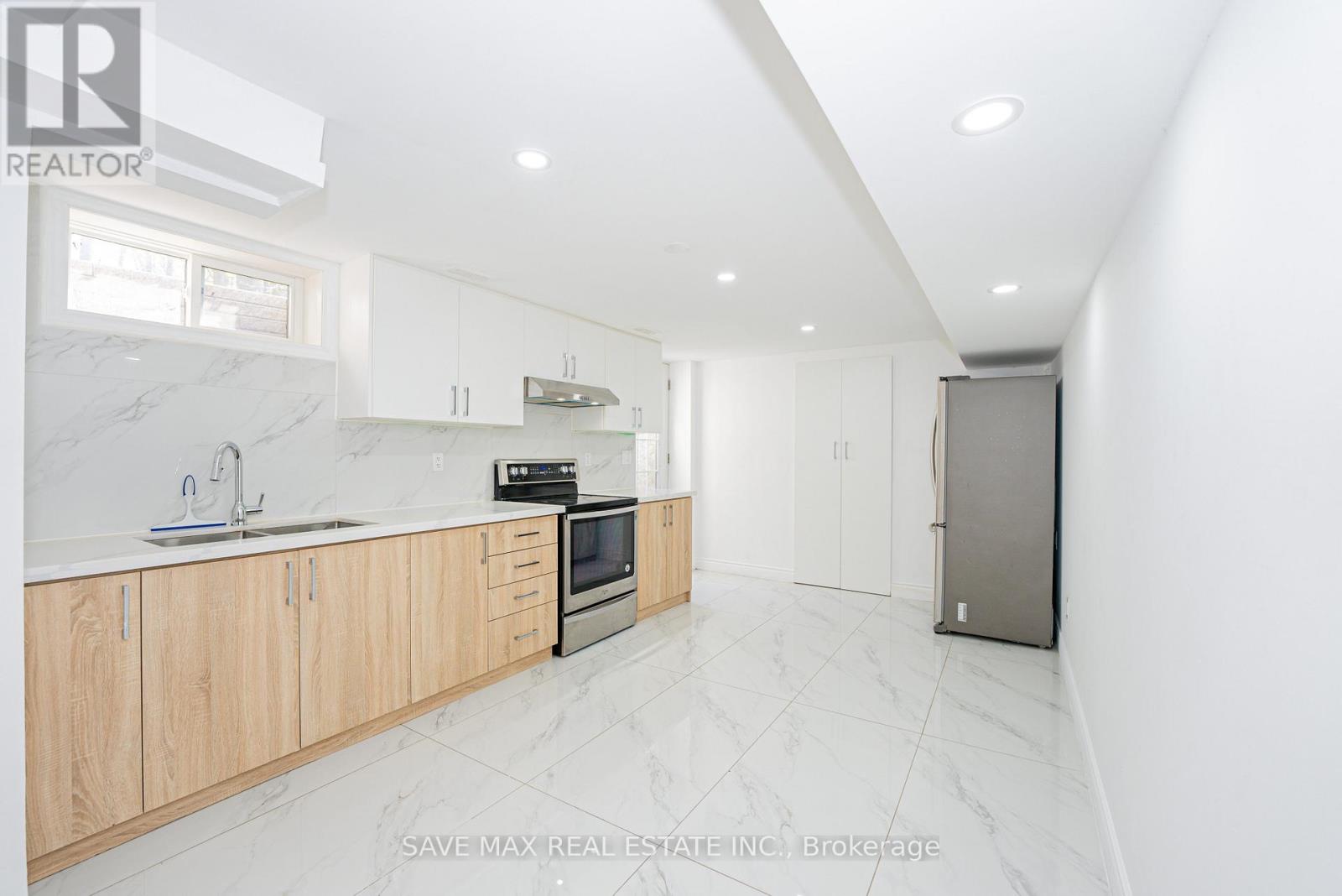 281 Parkmount Drive, Waterloo, Ontario  N2L 5R4 - Photo 34 - X12194835
