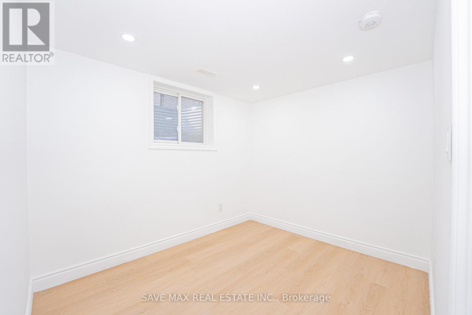 281 Parkmount Drive, Waterloo, Ontario  N2L 5R4 - Photo 37 - X12194835