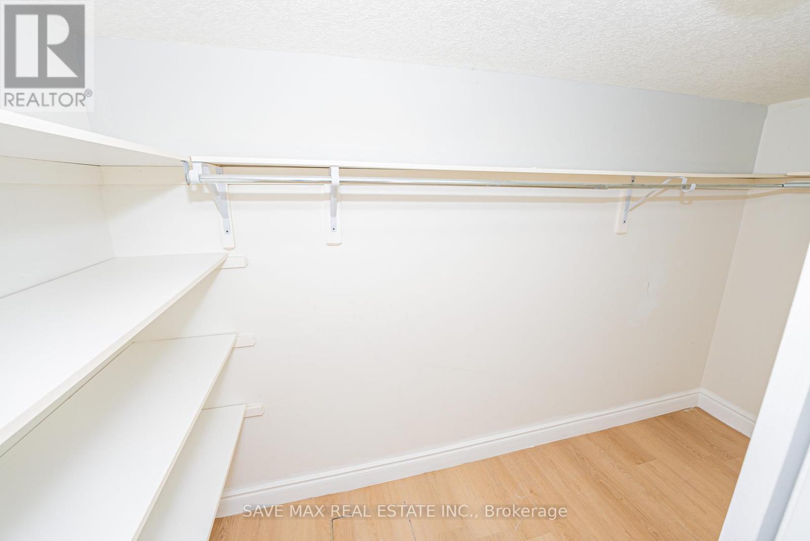 281 Parkmount Drive, Waterloo, Ontario  N2L 5R4 - Photo 38 - X12194835