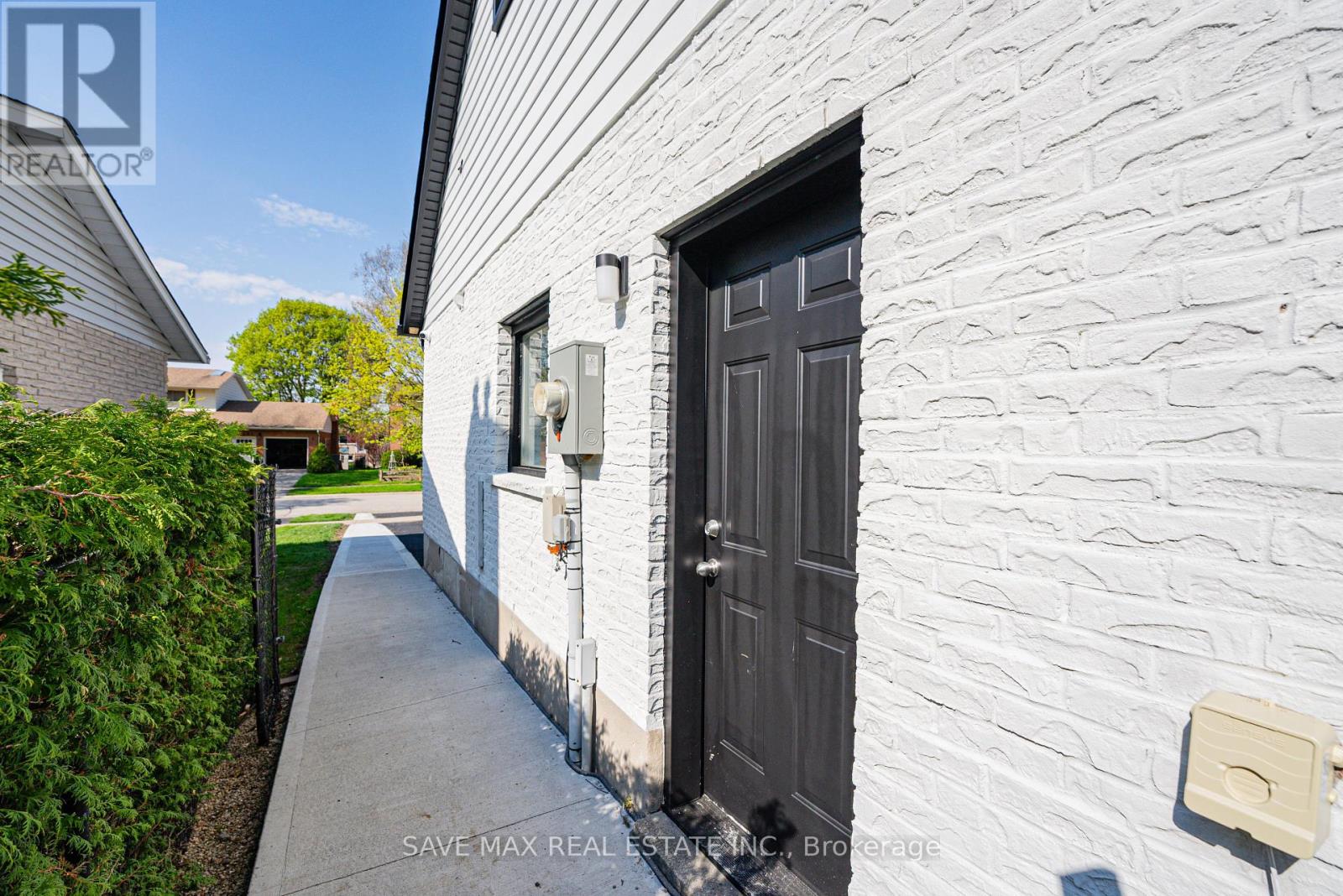 281 Parkmount Drive, Waterloo, Ontario  N2L 5R4 - Photo 42 - X12194835