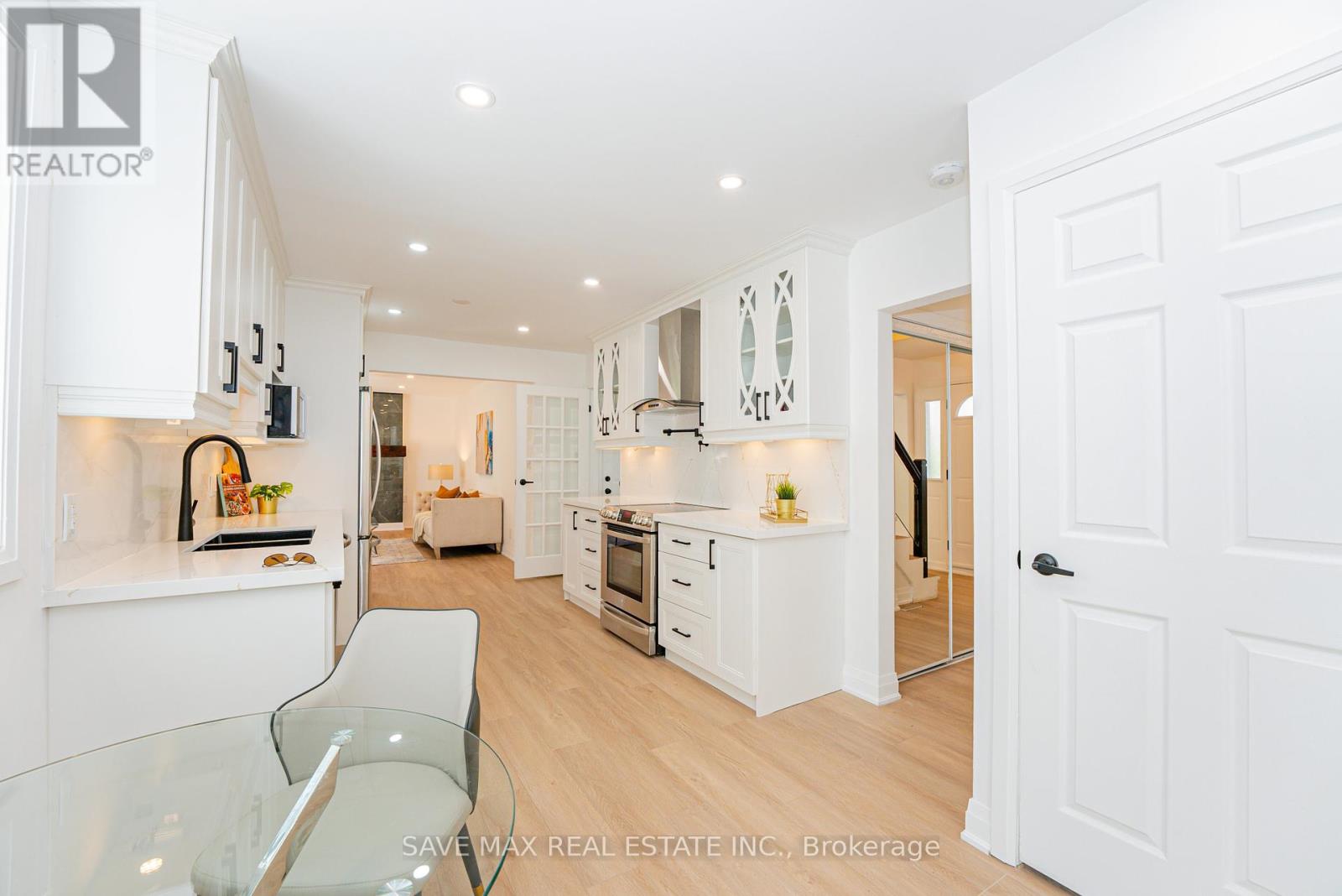 281 Parkmount Drive, Waterloo, Ontario  N2L 5R4 - Photo 8 - X12194835