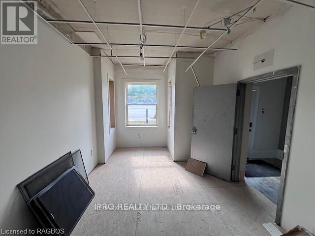 932 Queen Street W, Kincardine, Ontario  N2Z 2Y2 - Photo 10 - X12194903