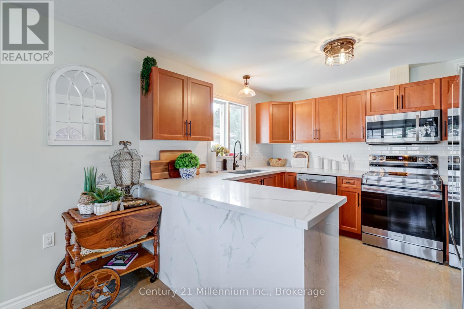 61 Pennsylvania Avenue S, Wasaga Beach, Ontario  L9Z 3A8 - Photo 12 - S12194991