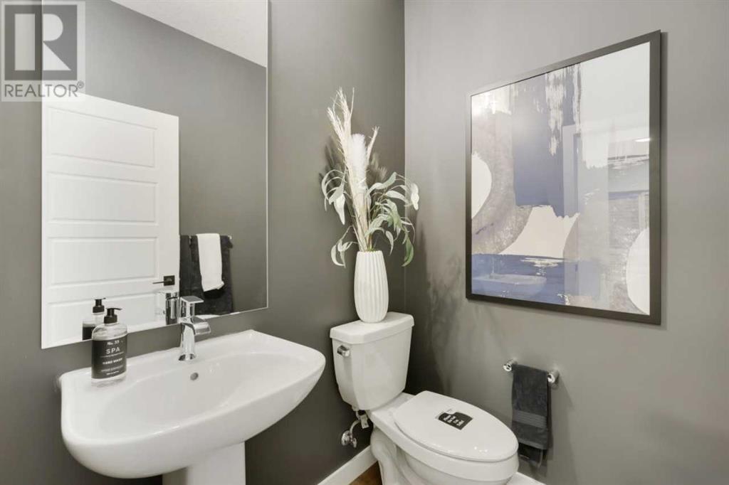 Property at 739 Langley Terrace SE image 5